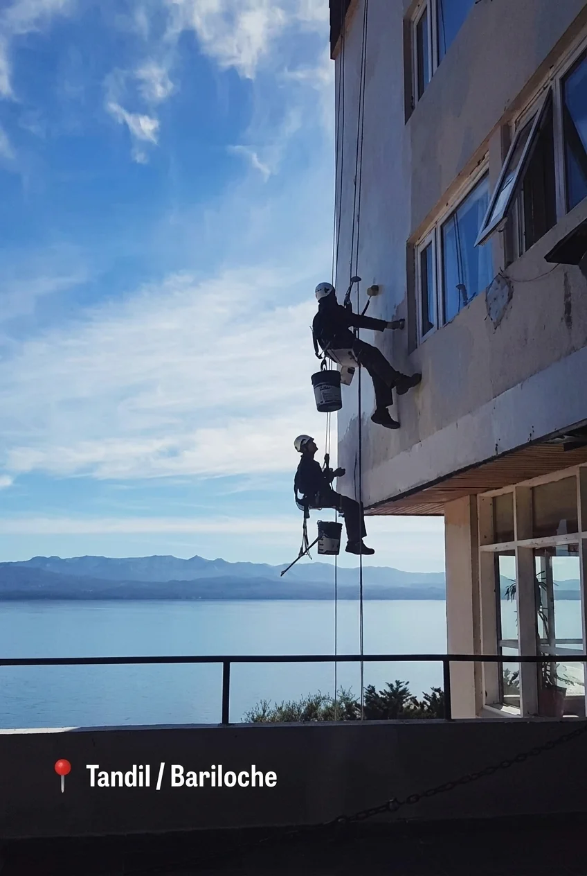 Trabajo vertical en fachada por acceso por cuerdas