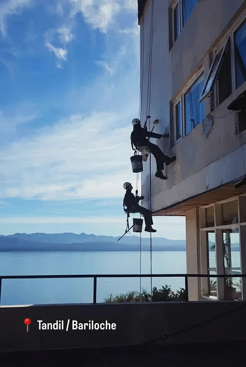 Trabajo vertical en fachada sobre el lago en Bariloche